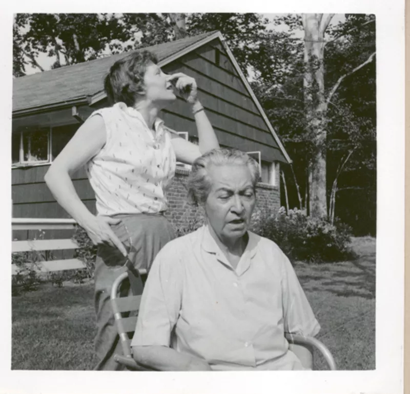 [Gabriela Mistral y una amiga en New York]  [fotografía].