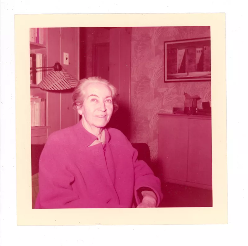 [Gabriela Mistral en New York]  [fotografía].