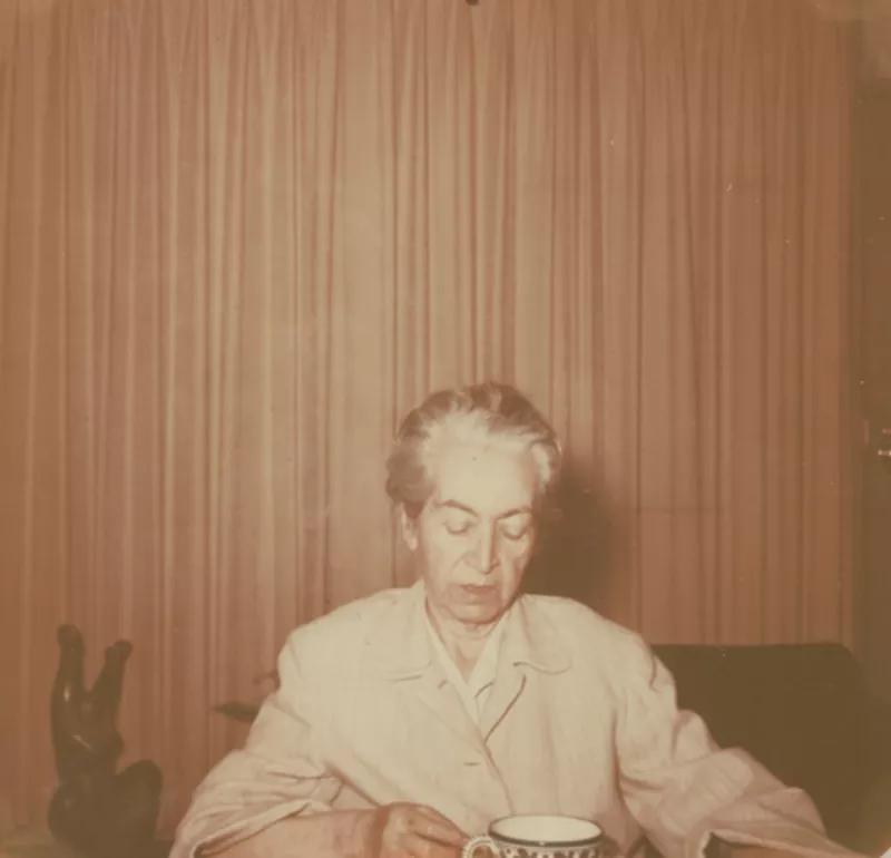 [Gabriela Mistral en New York]  [fotografía].