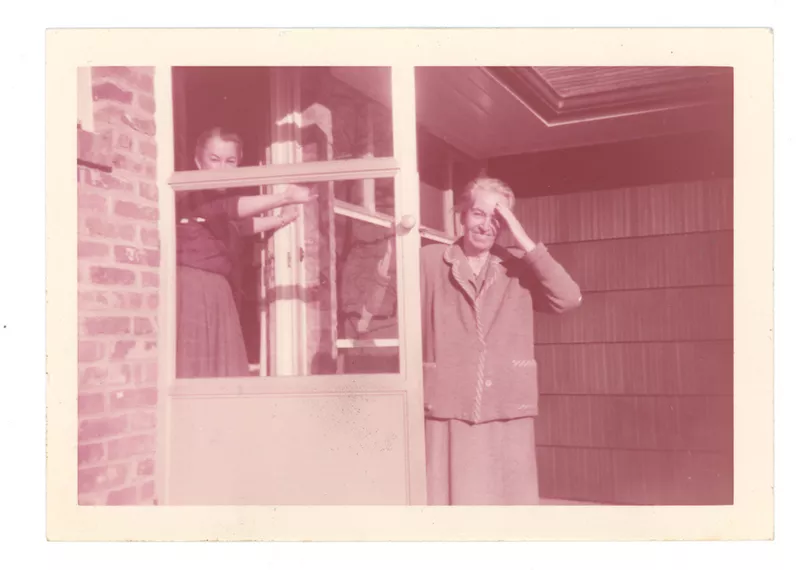[Gabriela Mistral en New York]  [fotografía].
