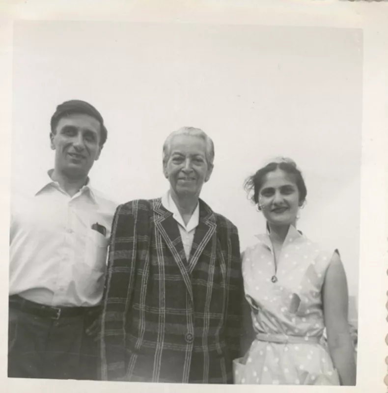 [Gabriela Mistral con dos amigos en New York].