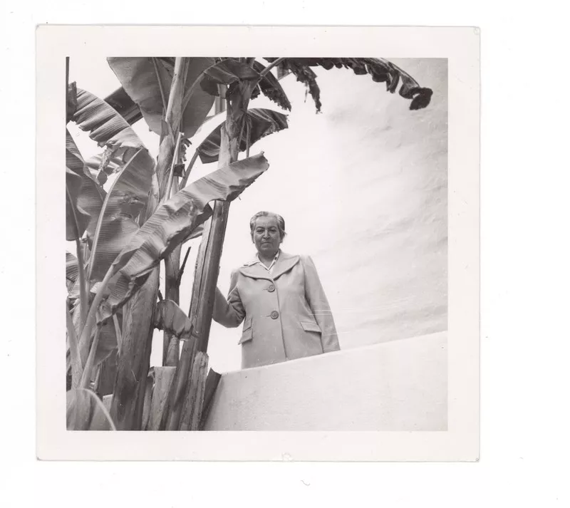 Gabriela Mistral en Santa Barbara  [fotografía].