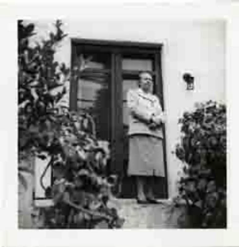 [Gabriela Mistral en Santa Barbara]  [fotografía].