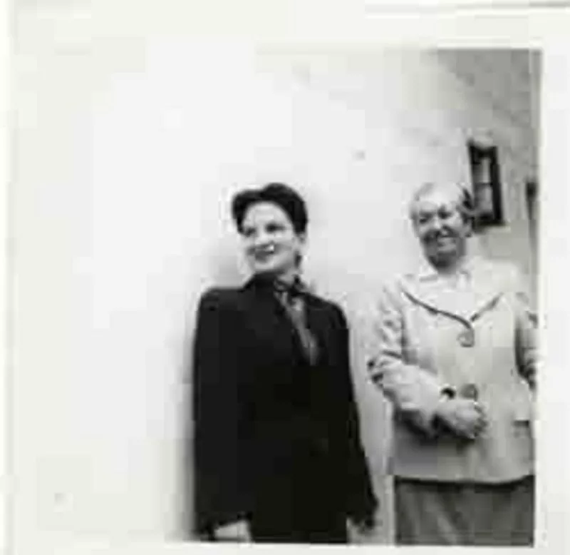 [Gabriela Mistral en Santa Barbara]  [fotografía].
