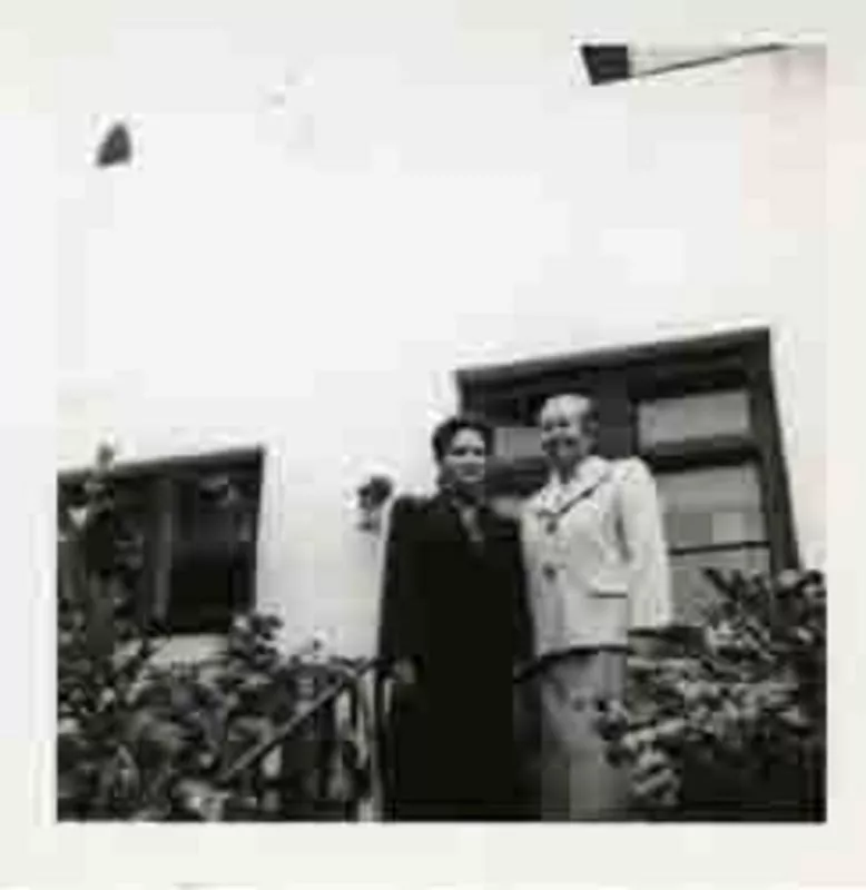 [Gabriela Mistral en Santa Barbara]  [fotografía].