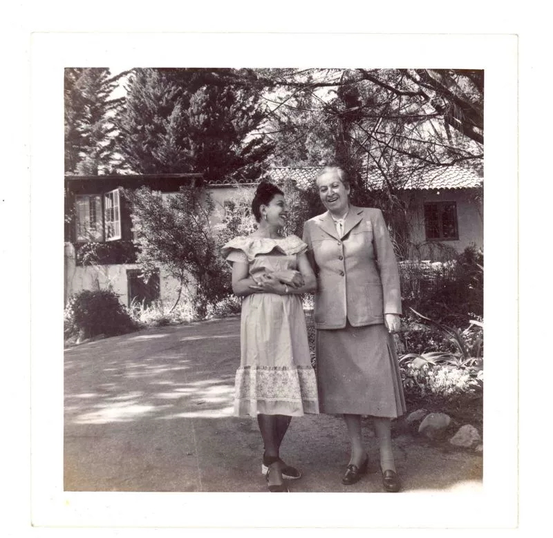 [Gabriela Mistral, en Santa Barbara]  [fotografía].