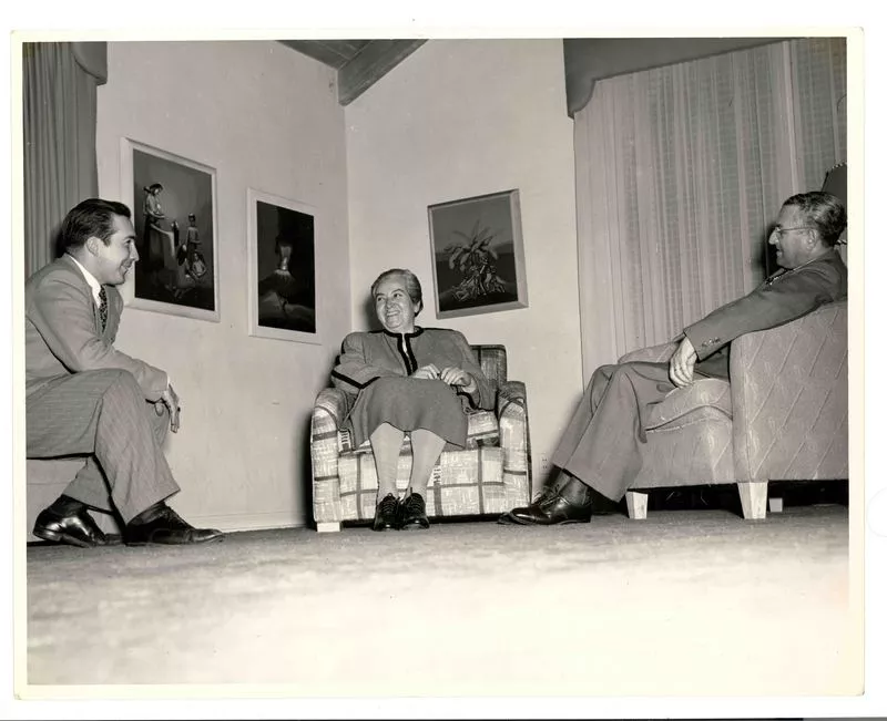 [Gabriela Mistral en Los Angeles]  [fotografía].