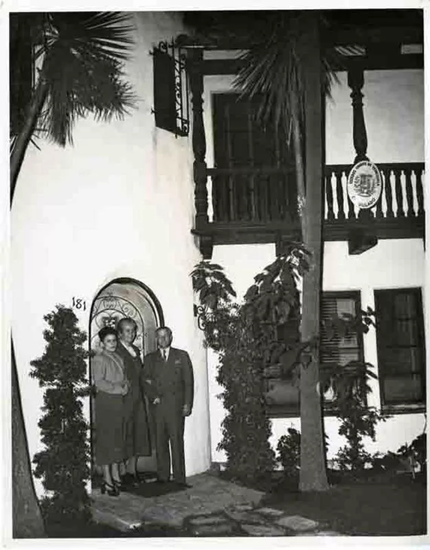 [Gabriela Mistral en Los Angeles]  [fotografía].