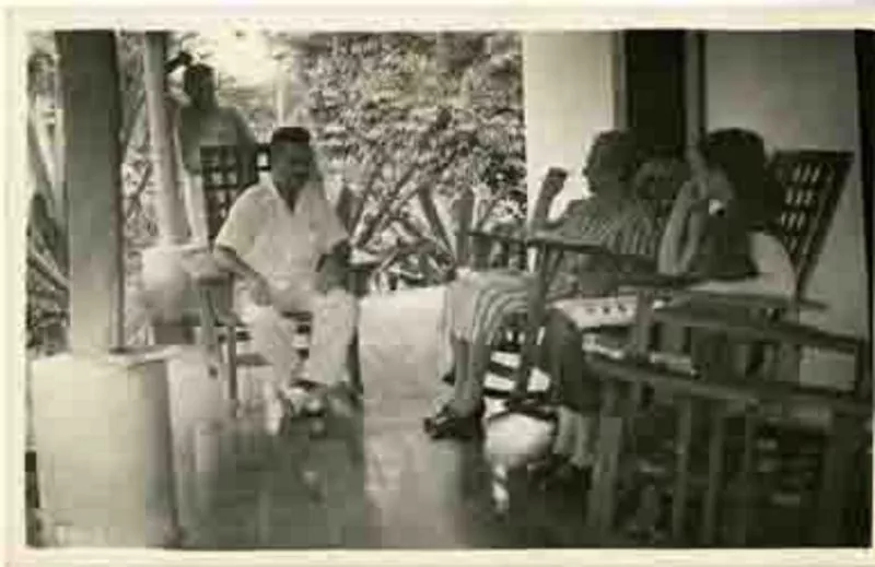 Gabriela Mistral, Consuelo Saleva y amigos en México  [fotografía].
