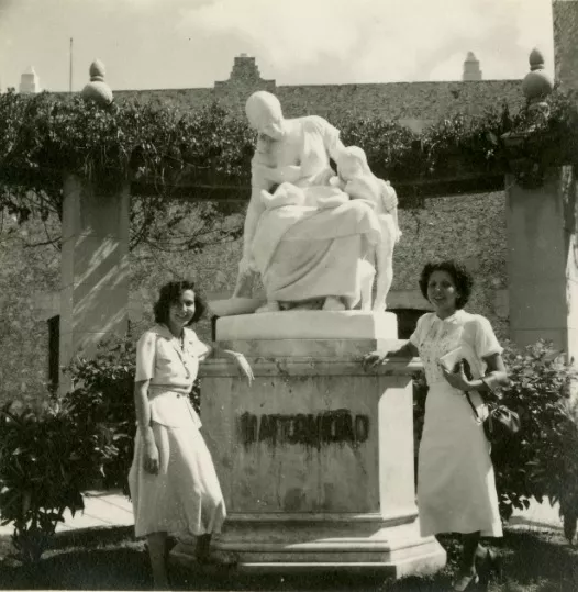 [Amigas de Doris Dana]  [fotografía].