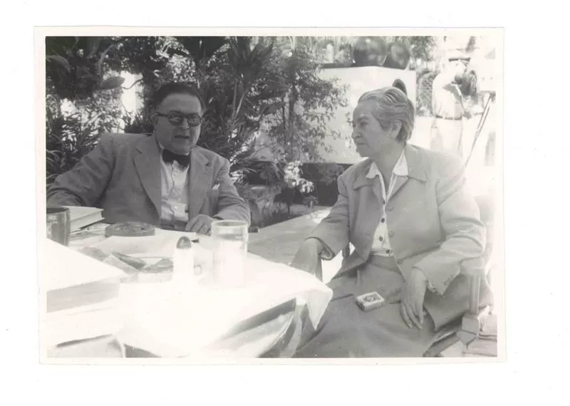 Gabriela Mistral y un amigo en Fortín de la Flores.  [fotografía].