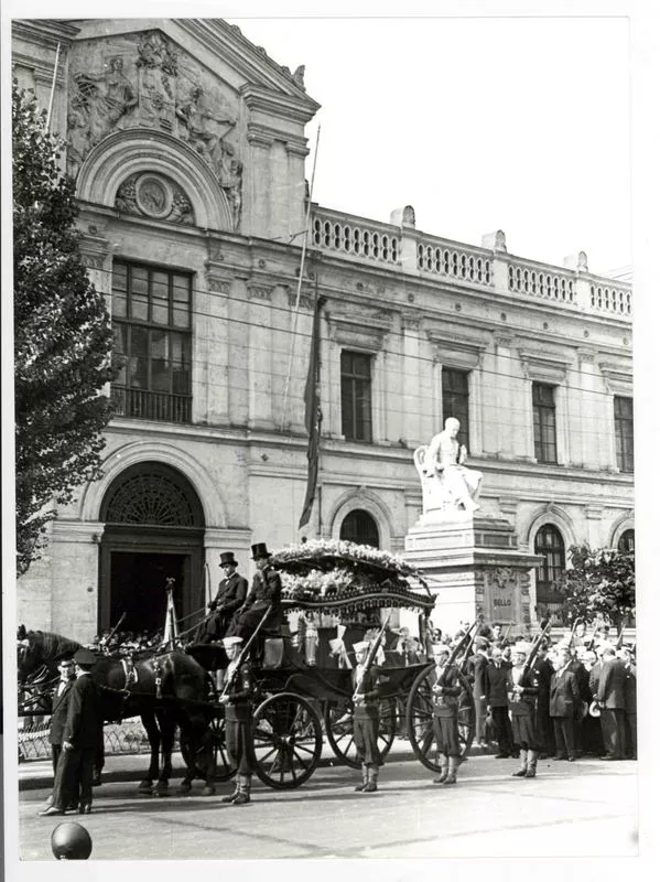 [Carroza Fúnebre]  [fotografía].