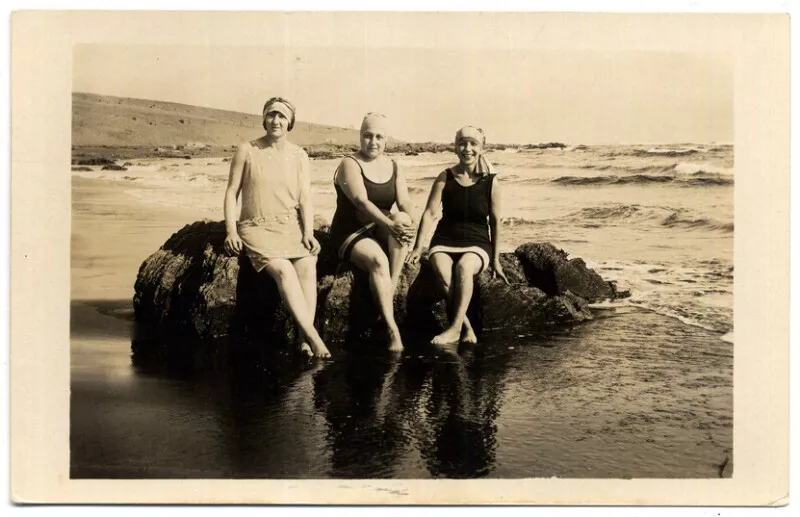 [Mujeres con trajes de baño en roca de balneario de Pichilemu]  [fotografía].
