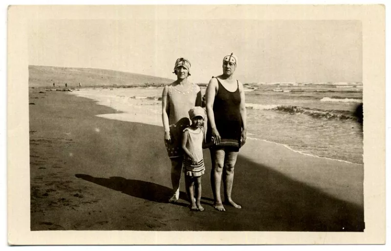 [Mujeres y niña en un balneario]  [fotografía].