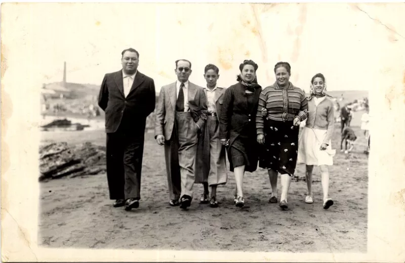 [Grupo de personas en balneario de Pichilemu]  [fotografía].