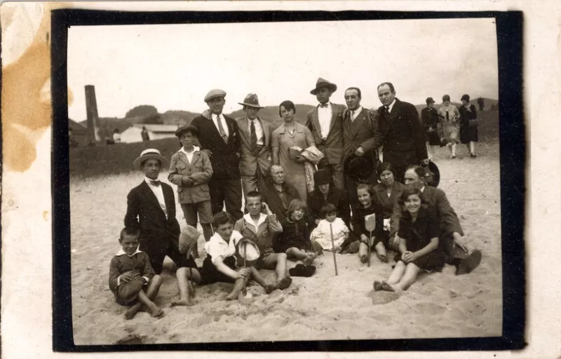 [Grupo familiar en balneario]  [fotografía].