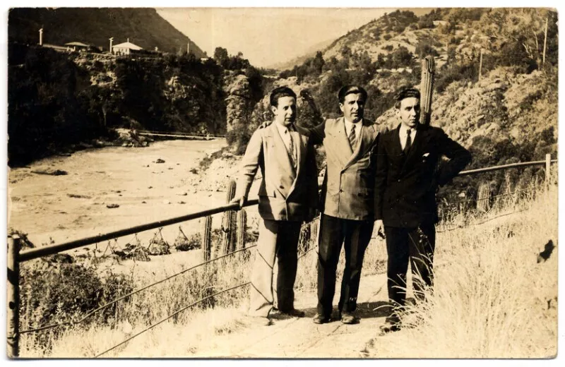 [Hombres en mirador de balneario termal de Cauquenes]  [fotografía] [Fotografía de Francisco Bley].