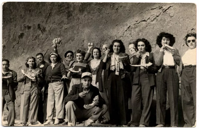 [Grupo de personas comiendo frutas en Termas de Chillán]  [fotografía] [Fotografía de Francisco Bley].