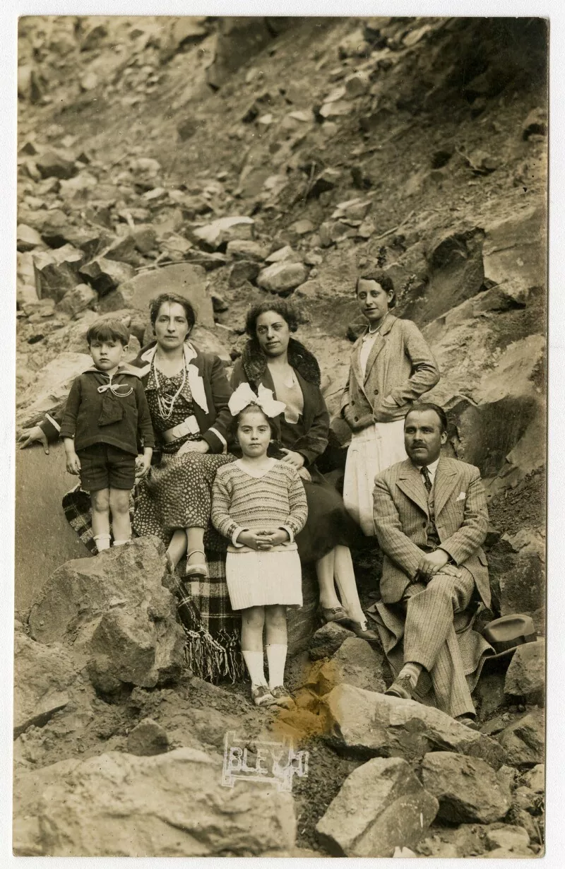 [Grupo familiar en las rocas en las Termas de Chillán]  [fotografía] [Fotografía de Francisco Bley].
