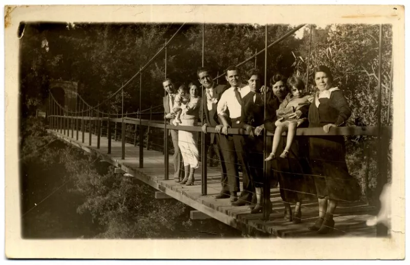 [Familia en puente colgante en Termas de Cauquenes]  [fotografía] [Fotografía de Francisco Bley].
