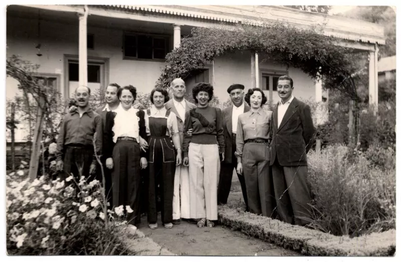[Grupo de personas adultas en jardín de casa estilo colonial]  [fotografía] [Fotografía de Francisco Bley].