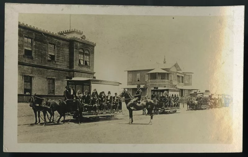 Chile-Iquique. Trams cars with tourists from the united states on a sight seeing trip through this desert city  [fotografía] Hispanic Society of America