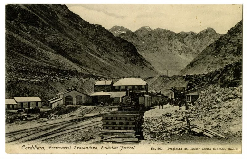 Cordillera, Ferrocarril Trasandino, Estación Juncal [Vista del Hotel, la Cordillera de Los Andes, con la ruta hacia Argentina; viajeros] [fotografía] Adolfo Conrads,
