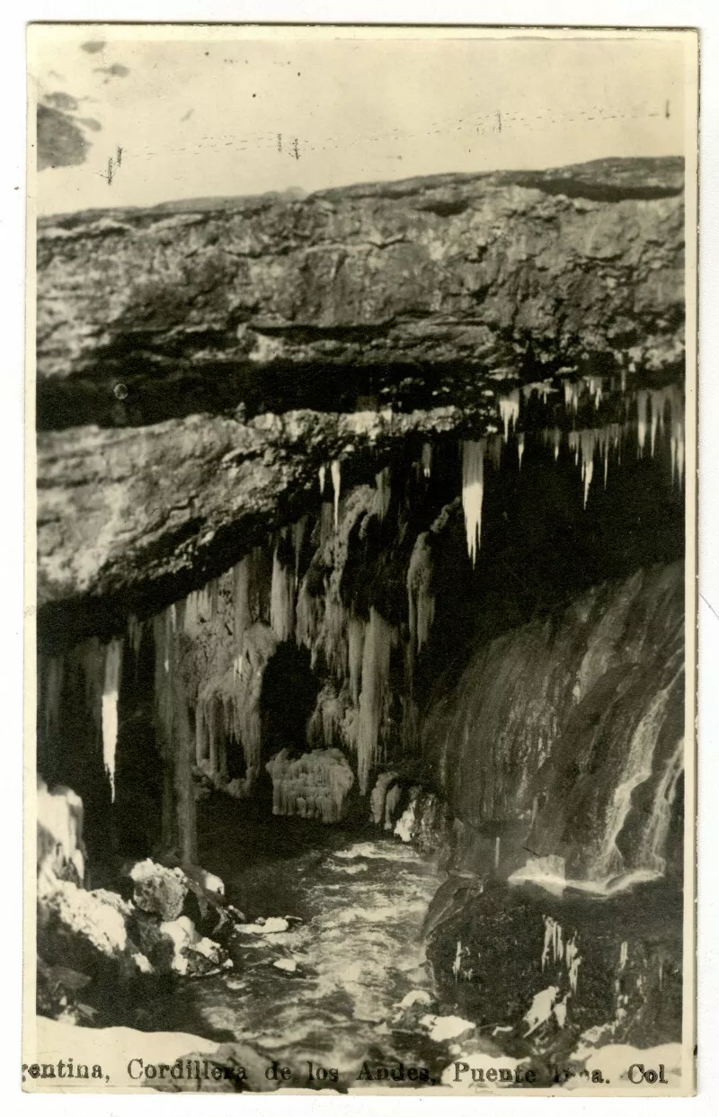 Argentina, Cordillera de Los Andes, Puente Inca : [Vista invernal de agujas de hielo, suspendidas de este puente natural; asimismo, se producen estalactitas e inflorescencias cálcicas] [fotografía].