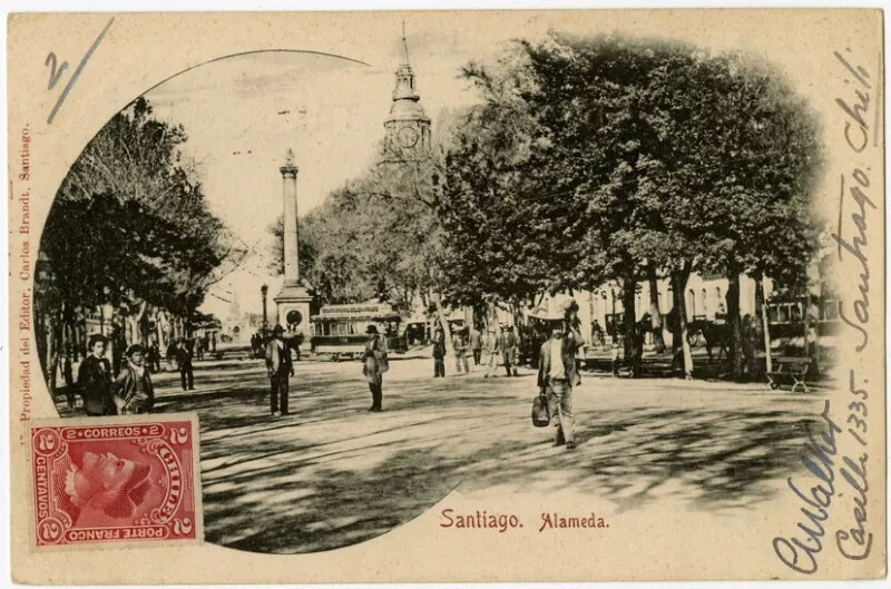 Santiago, Alameda : [Alameda de las Delicias: Vista de la torre de la Iglesia San Francisco, el Monumento a los Historiadores de la Independencia, con medallones de bronce en relieve en la base del obelisco, de los rostros de Manuel Antonio Tocornal, Antonio García Reyes, Salvador Sanfuentes y Diego José Benavente. Paseantes, tranvías y carros de sangre] [fotografía] Carlos Brandt.