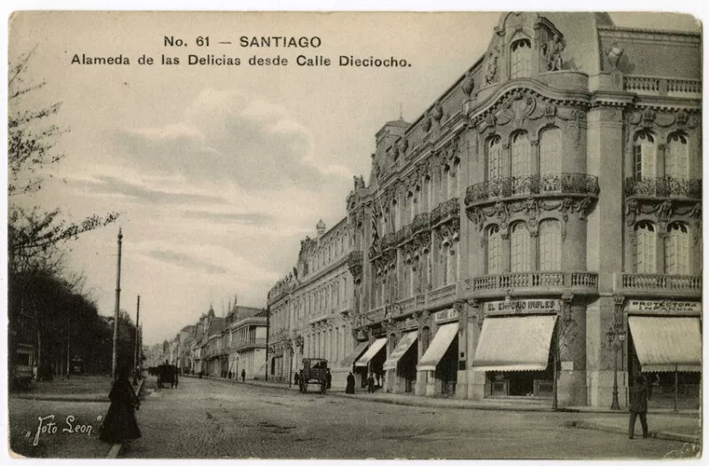 No. 61 - Santiago - Alameda de las Delicias desde Calle Dieciocho : [Alameda de las Delicias, entre las Calles Dieciocho y San Ignacio: Palacio Iñiguez: En los altos residía la familia Iñiguez Larraín, y en la planta baja, locales comerciales: "Emporio Inglés"," Protectora de la Infancia", "Botica Haeberle", Ramsay & Ca., entre otros. ; adjunto, la Mansión de Eugenio Ossa, Palacio Ochagavía y el Palacio Yrarrázaval: entre las Calles Dieciocho y S...
