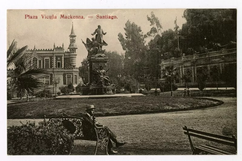 Plaza Vicuña Mackenna. - Santiago : [Monumento en homenaje a Benjamín Vicuña Mackenna y el Palacio Dávila, a un costado del Cerro Santa Lucía] [fotografía] Hume y Ca.