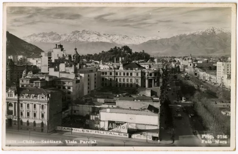 Chile, Santiago.- Vista Parcial : [Panorámica de la Alameda, hacia el oriente: se observa entre otros, el antiguo edificio del Ministerio de "Fomento", hoy nombrado de Obras Públicas, construido en 1904, diseño del arquitecto Emilio Jecquier (Morandé N° 59), atrás, el Edificio Ariztía, Alameda con calle Bandera, el Club de la Unión, al fondo, el Cerro Santa Lucía y el Cerro San Cristóbal. El bandejón central y en la vereda sur, la Iglesia San Fra...