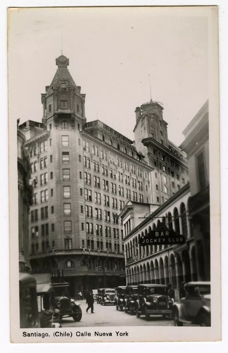 Santiago, (Chile) Calle Nueva York : [Barrio La Bolsa; Edificio Ariztia y un edificio de dos pisos y un altillo, en cuya planta baja funcionaba el Bar Jockey Club] [fotografía].