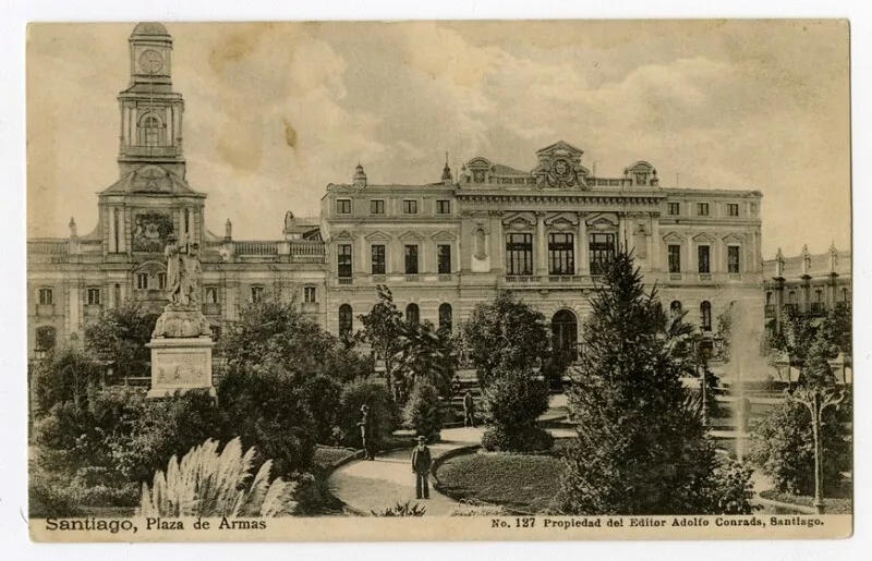 Santiago, Plaza de Armas : [Palacio de la Real Audiencia (Museo Histórico) y el Cabildo Colonial, (Municipalidad de Santiago); en el centro, el Monumento "A La Libertad de América" o a "La Victoria de Ayacucho"] [fotografía] Adolfo Conrads.