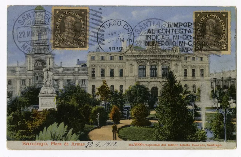 Santiago, Plaza de Armas : [Palacio de la Real Audiencia (Museo Histórico) y el Cabildo Colonial, (Municipalidad de Santiago); Monumento "A La Libertad de América" o a "La Victoria de Ayacucho", ubicado en el centro de la Plaza] [fotografía] Adolfo Conrads.