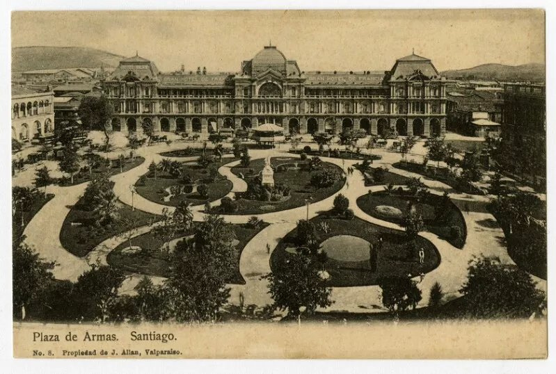 [Plaza de Armas, Santiago : [Portal de Sierra Bella, hoy, Portal Fernández Concha, con El Gran Hotel de Francia y el Hotel Milán en sus pisos superiores, Al centro, vista parcial del Edificio Edwards (esquina de Estado con Merced); a la izquierda, el Portal Mac Clure, hoy Portal Bulnes. Monumento "A La Libertad de América" o a "La Victoria de Ayacucho", emplazado en el centro de la Plaza] [fotografía] J. Allan.