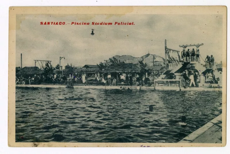 Santiago.-Piscina Stadium Policial : [casitas y bancos rústicos rodean la piscina de la Policia de Santiago de la época] [fotografía] Edición Marinetti.
