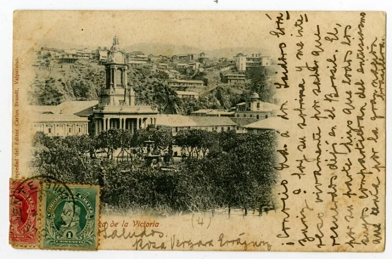[Valparaíso, Plaza] de la Victoria [al centro, la Fuente Francesa, y la Parroquia del Espíritu Santo]  [fotografía] Carlos Brandt.
