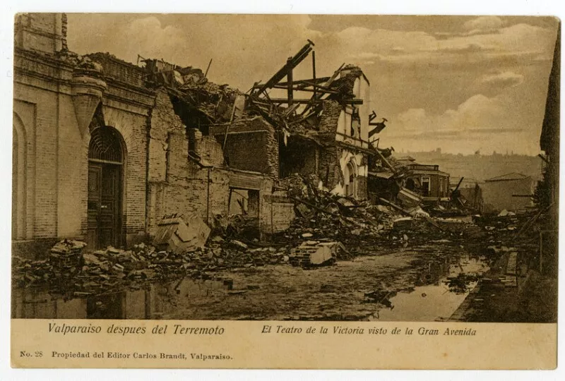 Valparaíso despues del Terremoto : El Teatro de la Victoria visto de la Gran Avenida   Carlos Brandt.