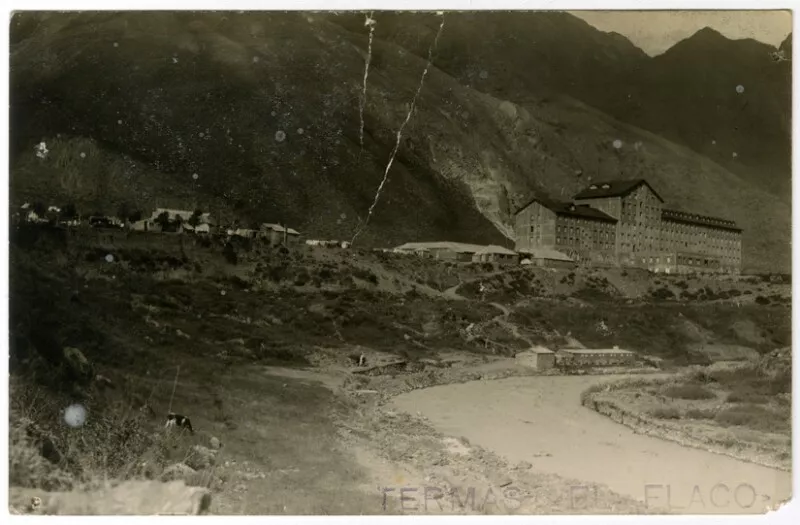 Termas El Flaco : [Vista del Sanatorio para tuberculosos, obra del arquitecto, Luciano Kulczewski] [fotografía].