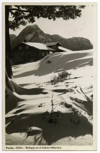 Pucón, (Chile), Refugio en el Volcán Villarrica  [fotografía].