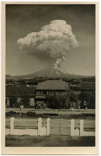 [Volcán Villarrica en erupción, 1 de enero de 1949].  [fotografía].