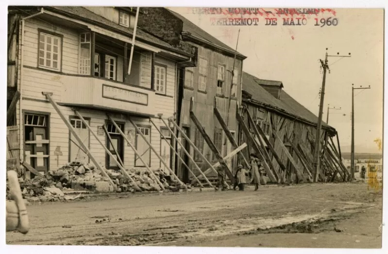 Puerto Montt - Angelmo El Terremoto del 22 de mayo  [fotografía] Rolf Moeren.