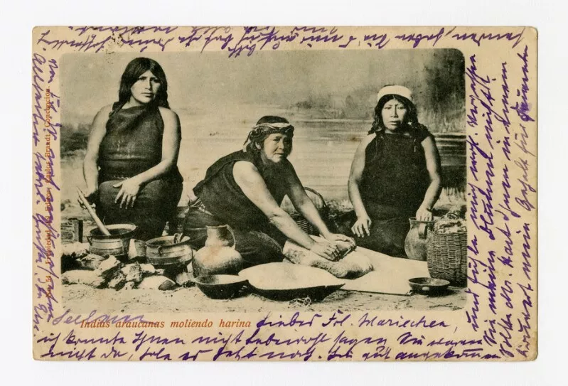 Indias araucanas moliendo harina  [fotografía] Carlos Brandt.