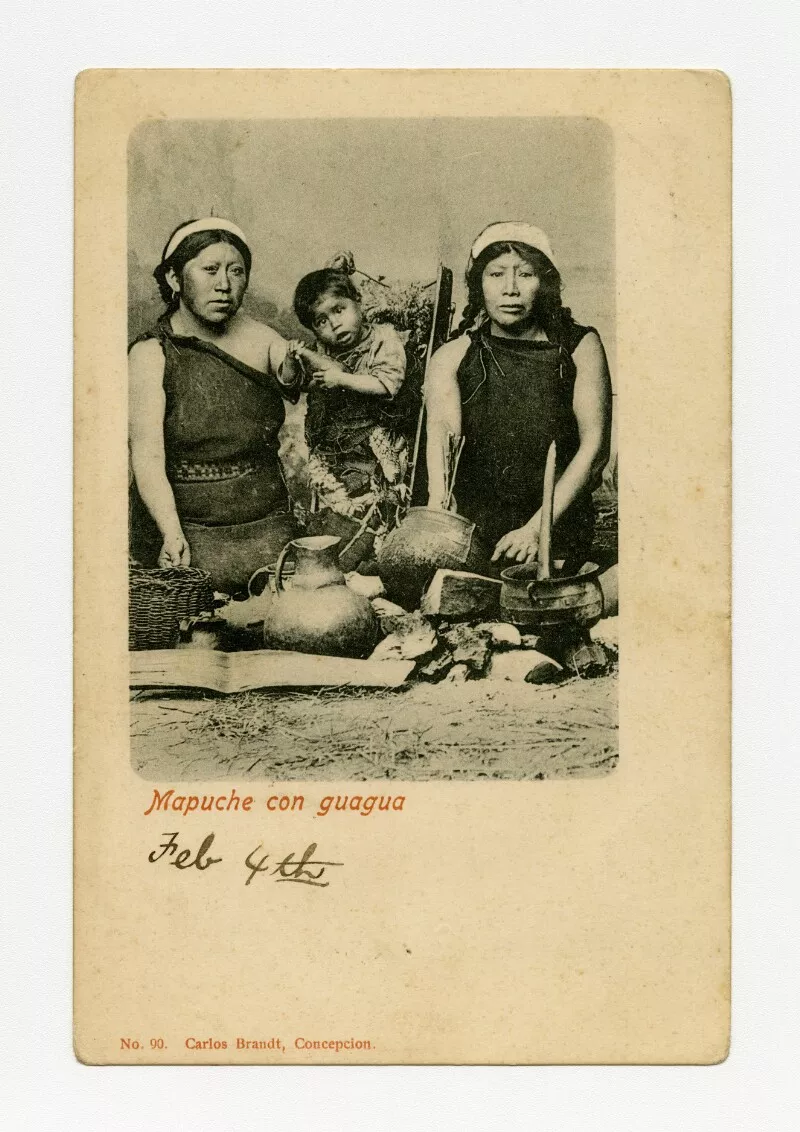 Mapuche con guagua  [fotografía] Carlos Brandt.