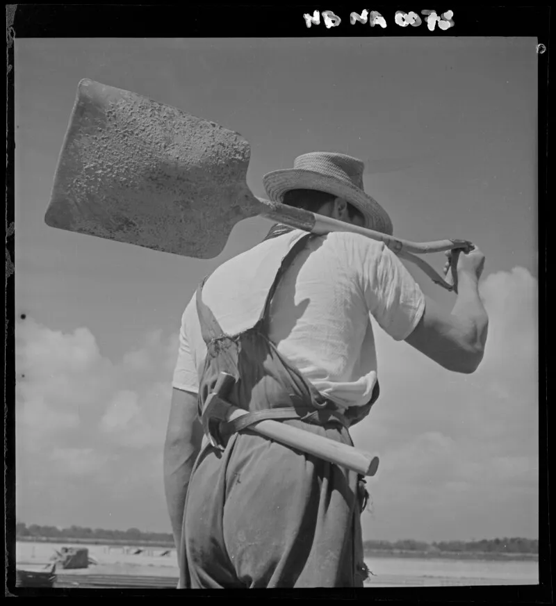[Obrero con una pala al hombro]  [fotografía] Antonio Quintana.