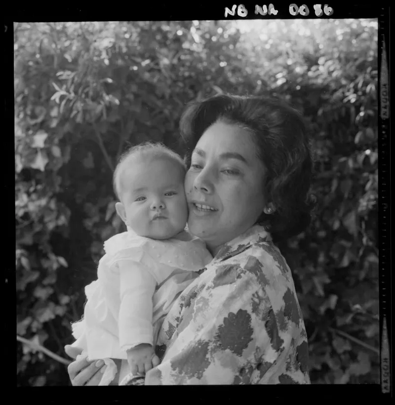 [Madre con su bebé en brazos]  [fotografía] Antonio Quintana.
