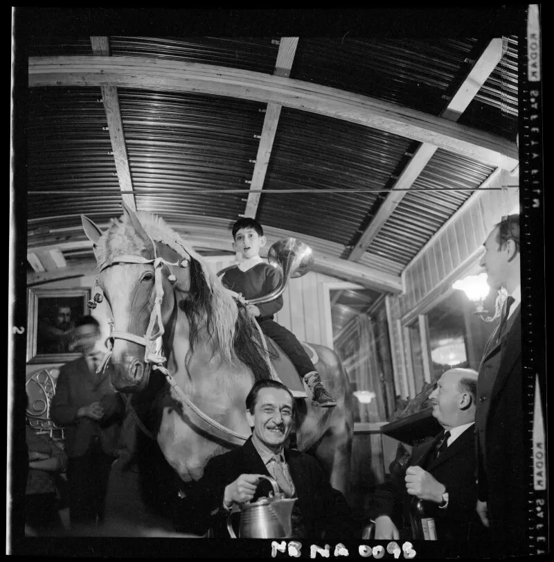 [Niños sobre un caballo carrusel o tiovivo]  [fotografía] Antonio Quintana.
