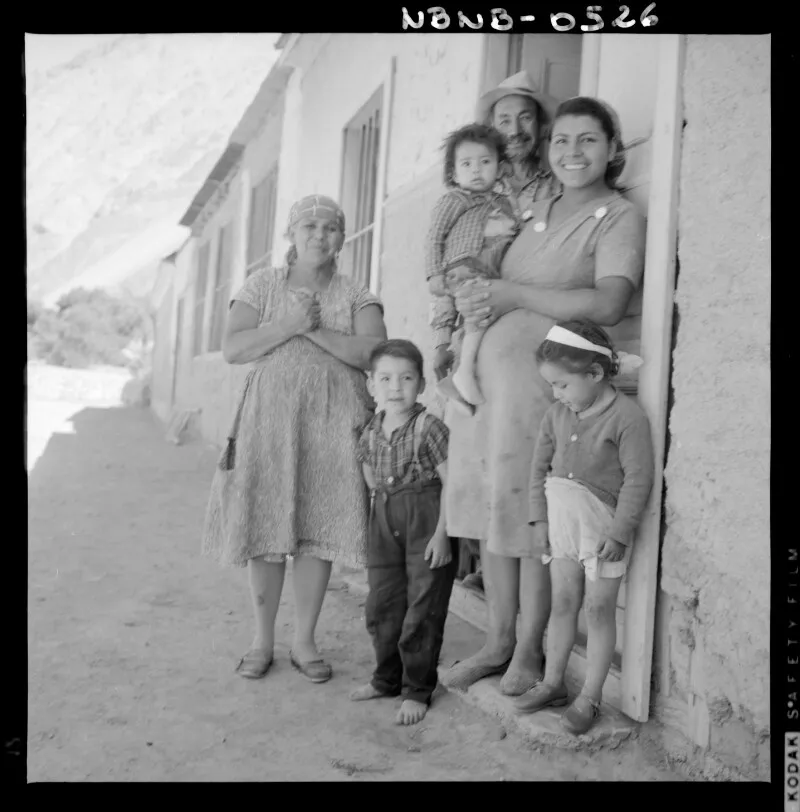 [Conjunto de personas afuera de una casa]  [fotografía] Antonio Quintana.