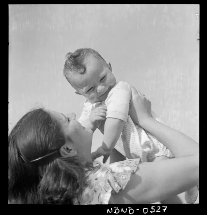 [Mujer con un bebé]  [fotografía] Antonio Quintana,.